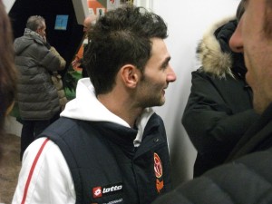 Totò Di Nardo sorridente e scherzoso in sala stampa