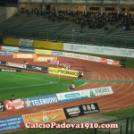 Totò Di Nardo guarda la partita sconsolato