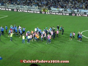 La festa continua, il Novara applaude anche la curva del Padova