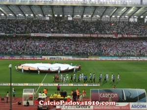 La tensione prima del calcio d'inizio