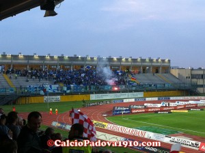 Fumogeni in curva del Novara