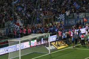 Gli azzurri festeggiano sotto la curva