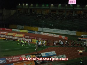 Le squadre al loro ingresso in campo