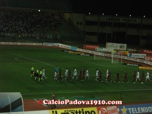 Le squadre al loro ingresso in campo