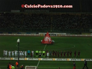 Le squadre al loro ingresso in campo