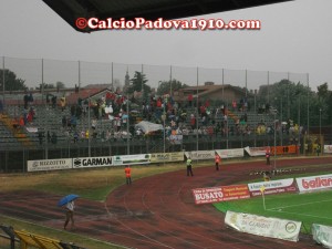 I tifosi del Padova sotto la pioggia