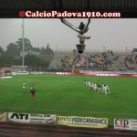 La corsa dei giocatori del Padova sotto la curva