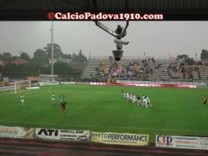 La corsa dei giocatori del Padova sotto la curva