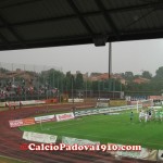 La corsa dei giocatori del Padova sotto la curva