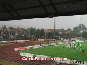 La corsa dei giocatori del Padova sotto la curva