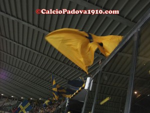 I tifosi appolaiati sopra la Tribuna Stampa