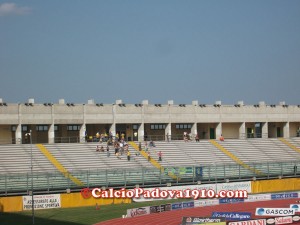 I pochi tifosi canarini giunti a Padova