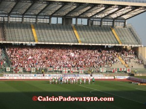 La squadra festeggia sotto la Fattori