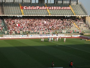 La squadra festeggia sotto la Fattori