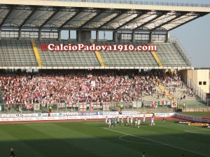 La squadra festeggia sotto la Fattori