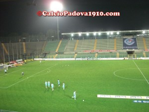 Squadre in campo nel riscaldamento