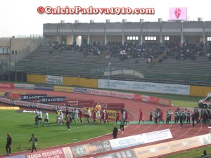 L'ingresso delle squadre in campo