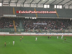 Striscione della Fattori per gli Alluvionati