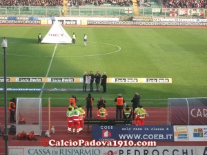 Barbara Carron e Marcello Cestaro consegnano la maglia alla Fondazione Sandri