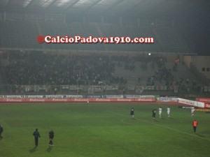 Scende la nebbia, in pochi a salutare sotto la Fattori