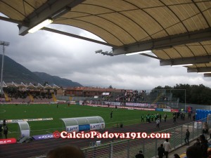 Si va riempendo lo stadio