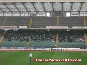 Lo stadio comincia a riempirsi