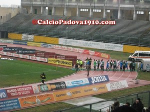 Le squadre entrano in campo