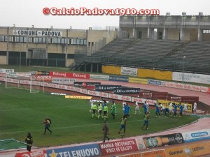 Le squadre entrano in campo