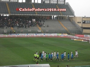 Le squadre entrano in campo