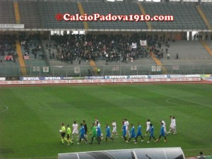 Le squadre entrano in campo