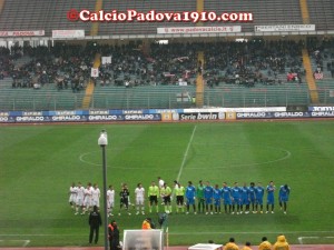 Le squadre entrano in campo