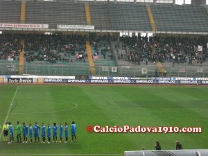 Le squadre entrano in campo