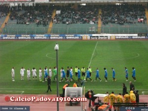 Le squadre entrano in campo