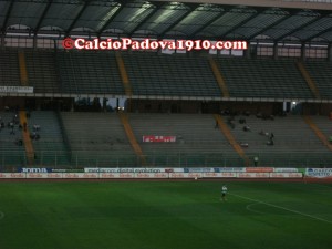 Lo striscione della Tribuna Fattori "Falliti"