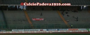 Lo striscione della Tribuna Fattori "Falliti"