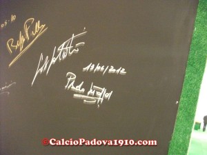 Paolo De Toffol firma il muro del museo