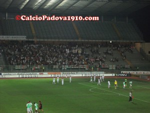 I giocatori sotto la Tribuna Fattori