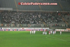 La squadra esulta sotto la Tribuna Fattori