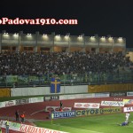 I tifosi dell'Hellas Verona assistono al dribbling decisivo di Raimondi a Moras