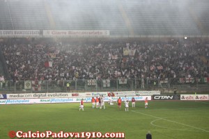 Squadra festante sotto la Tribuna Fattori