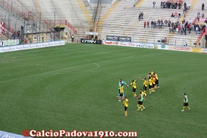 I giocatori del Padova acclamati sotto la curva del Menti