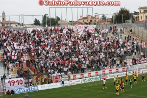 I giocatori del Padova acclamati sotto la curva del Menti