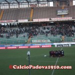 Abbraccio collettivo dei giocatori del Livorno